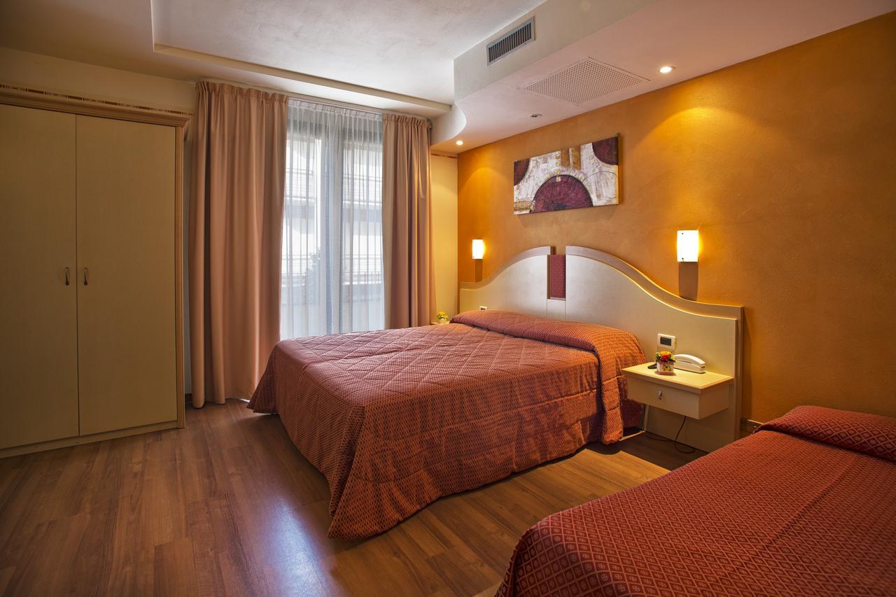 Hotel La Rondine Sirmione Extérieur photo