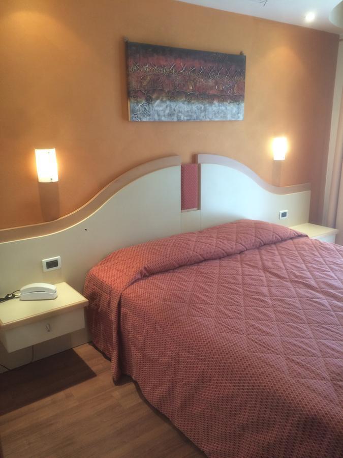 Hotel La Rondine Sirmione Extérieur photo
