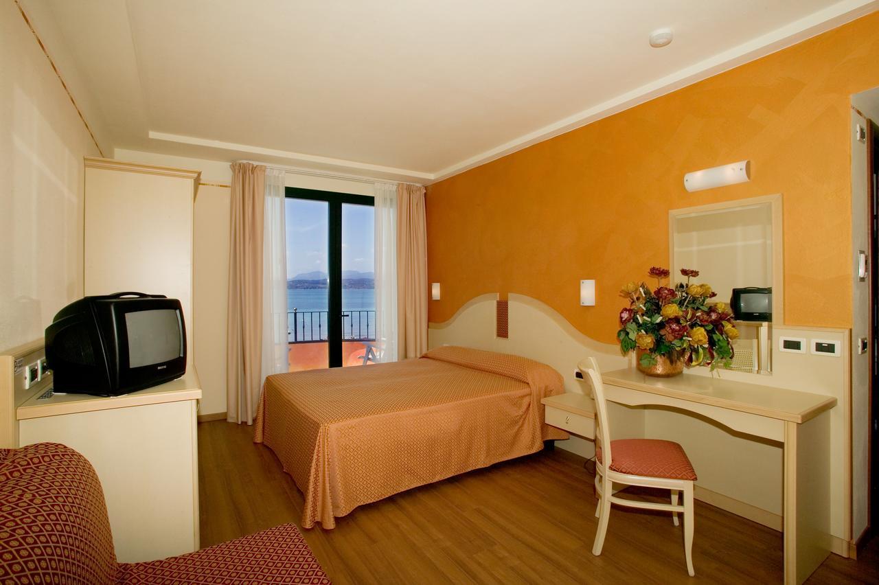 Hotel La Rondine Sirmione Extérieur photo